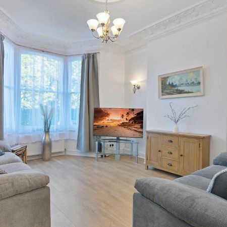 Onsitestays - Tranquil 2 Bedroom Apartment With Large Kitchen, Private Garden Near Wimbledon Station Londra Dış mekan fotoğraf