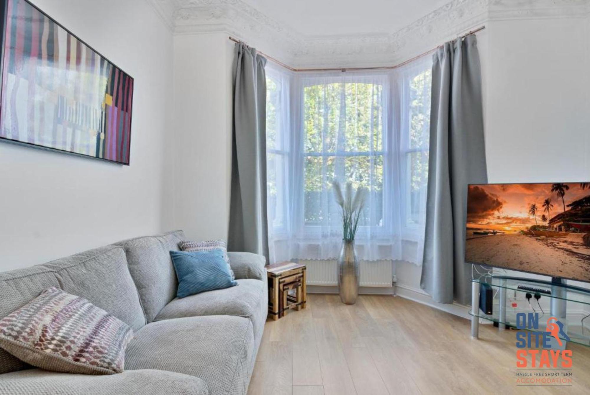 Onsitestays - Tranquil 2 Bedroom Apartment With Large Kitchen, Private Garden Near Wimbledon Station Londra Dış mekan fotoğraf