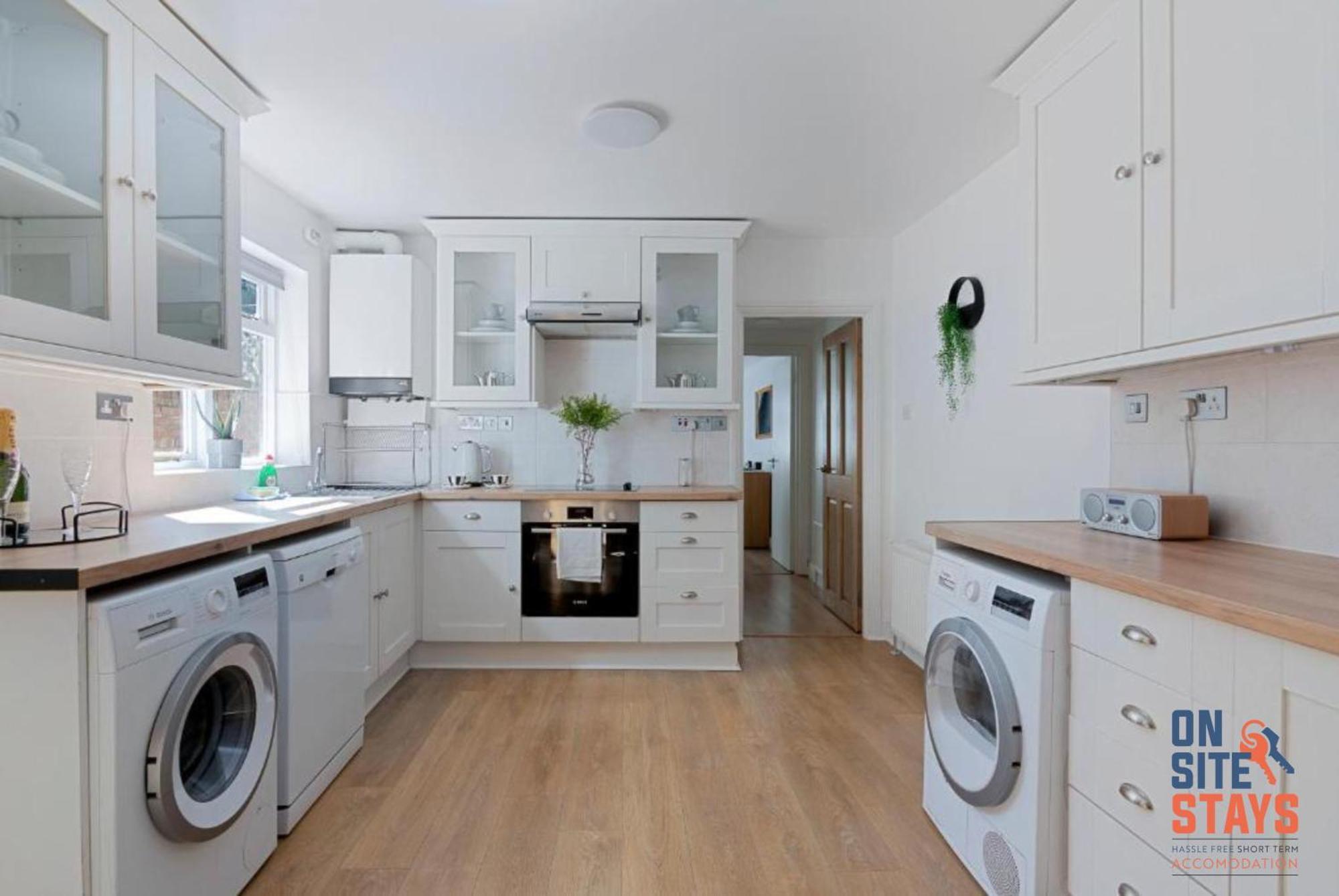 Onsitestays - Tranquil 2 Bedroom Apartment With Large Kitchen, Private Garden Near Wimbledon Station Londra Dış mekan fotoğraf