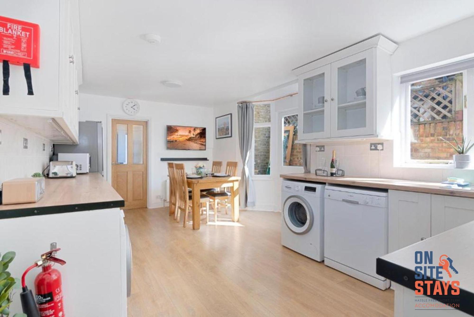 Onsitestays - Tranquil 2 Bedroom Apartment With Large Kitchen, Private Garden Near Wimbledon Station Londra Dış mekan fotoğraf