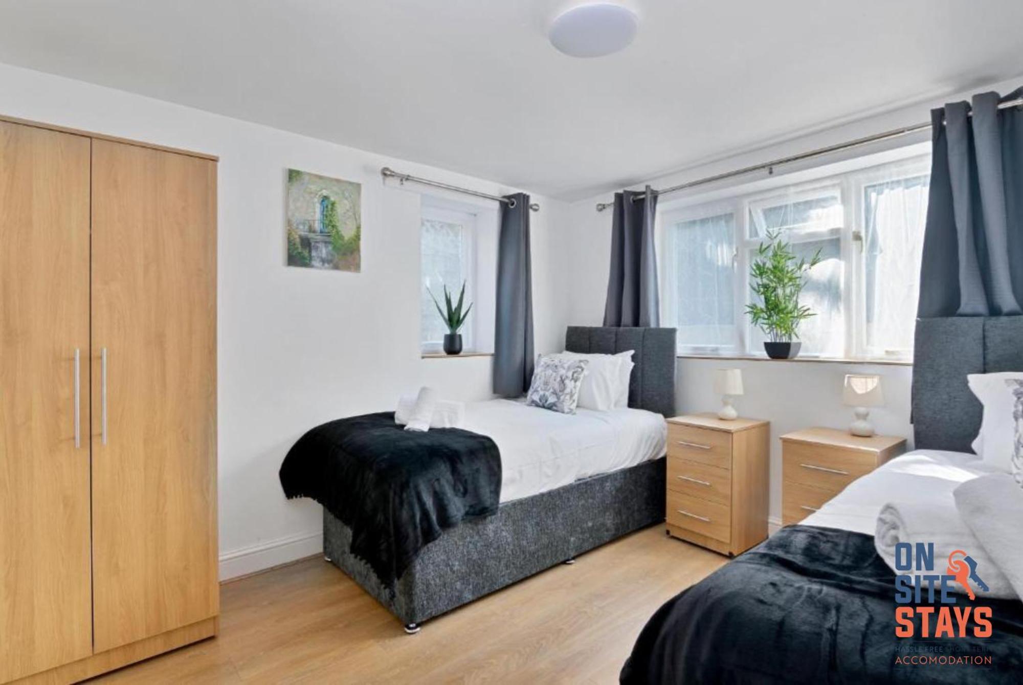 Onsitestays - Tranquil 2 Bedroom Apartment With Large Kitchen, Private Garden Near Wimbledon Station Londra Dış mekan fotoğraf