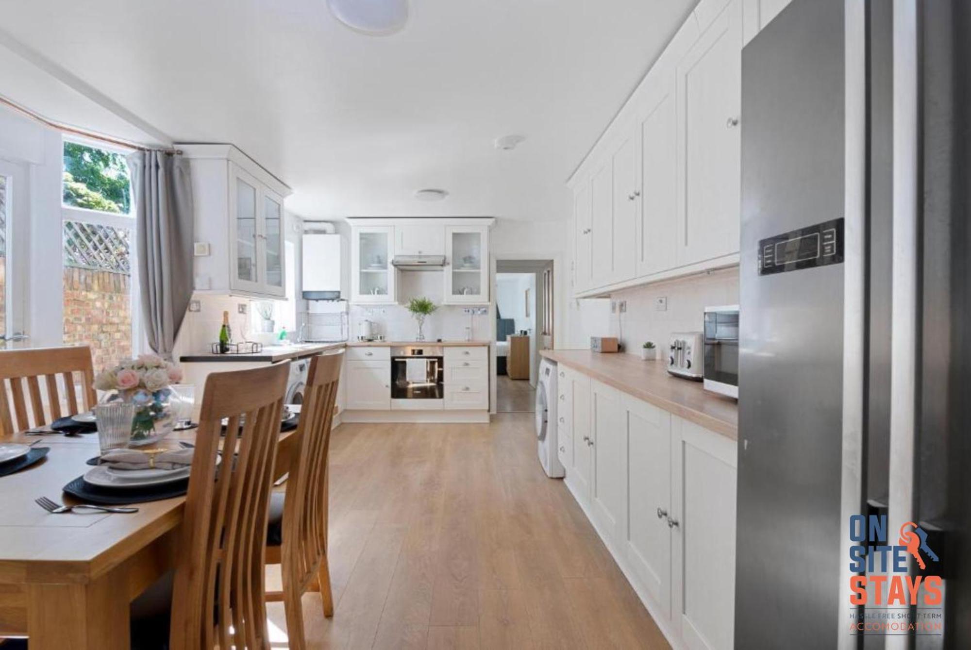 Onsitestays - Tranquil 2 Bedroom Apartment With Large Kitchen, Private Garden Near Wimbledon Station Londra Dış mekan fotoğraf