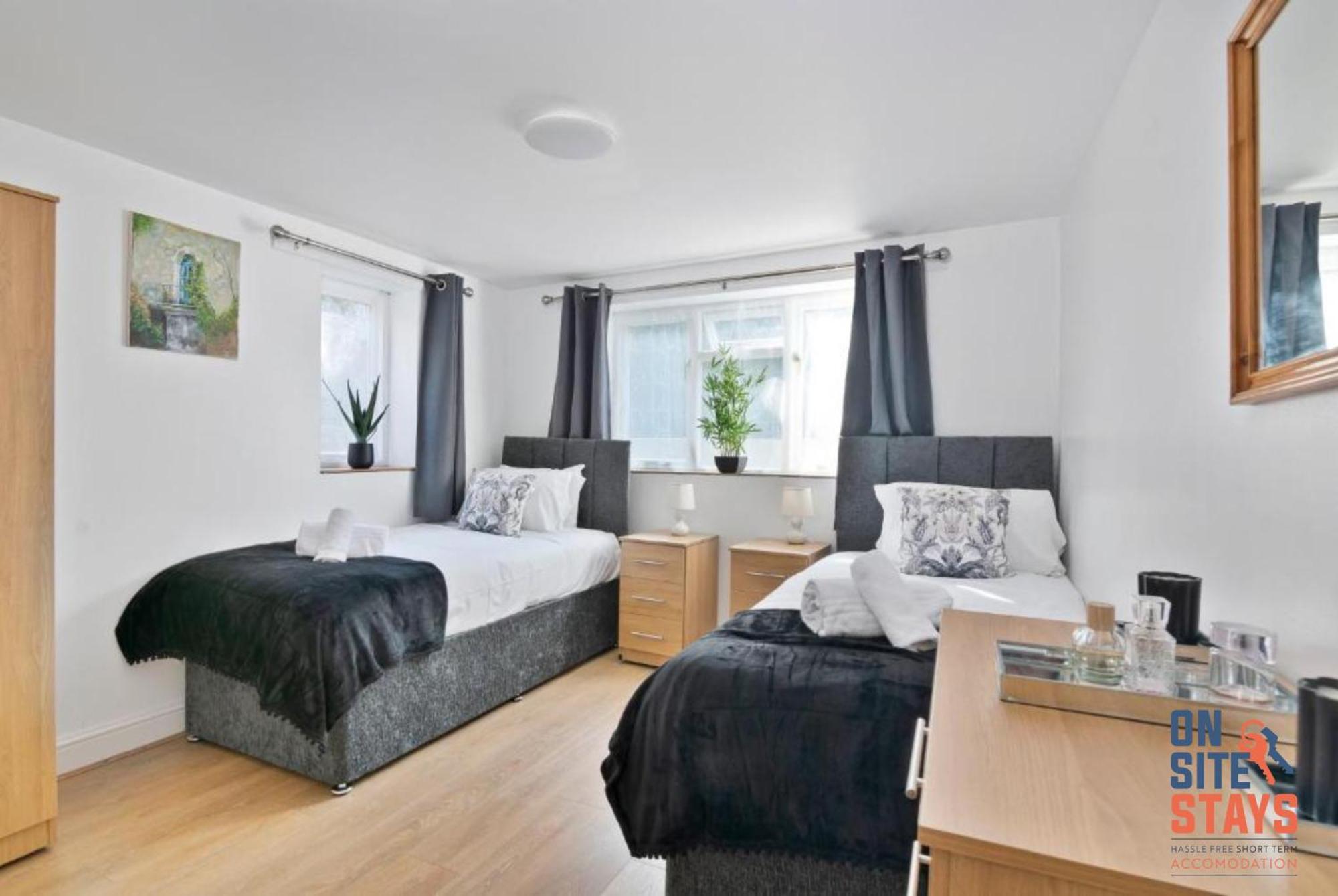 Onsitestays - Tranquil 2 Bedroom Apartment With Large Kitchen, Private Garden Near Wimbledon Station Londra Dış mekan fotoğraf