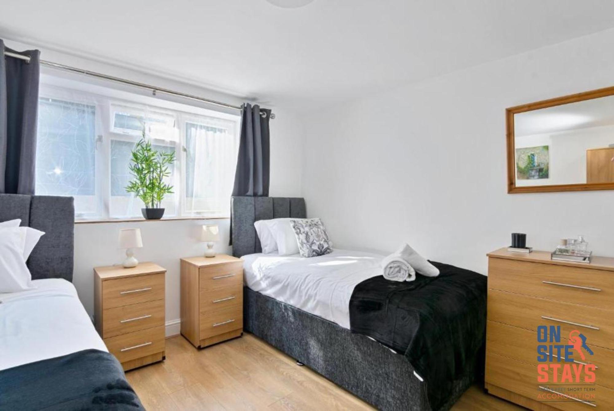 Onsitestays - Tranquil 2 Bedroom Apartment With Large Kitchen, Private Garden Near Wimbledon Station Londra Dış mekan fotoğraf