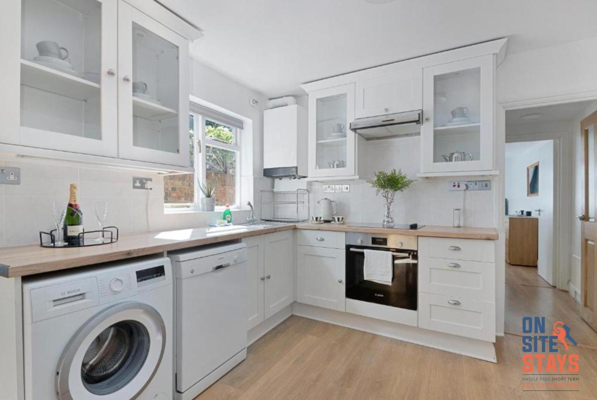 Onsitestays - Tranquil 2 Bedroom Apartment With Large Kitchen, Private Garden Near Wimbledon Station Londra Dış mekan fotoğraf