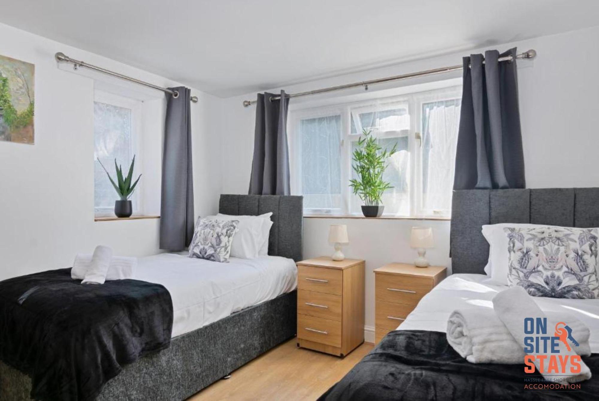 Onsitestays - Tranquil 2 Bedroom Apartment With Large Kitchen, Private Garden Near Wimbledon Station Londra Dış mekan fotoğraf