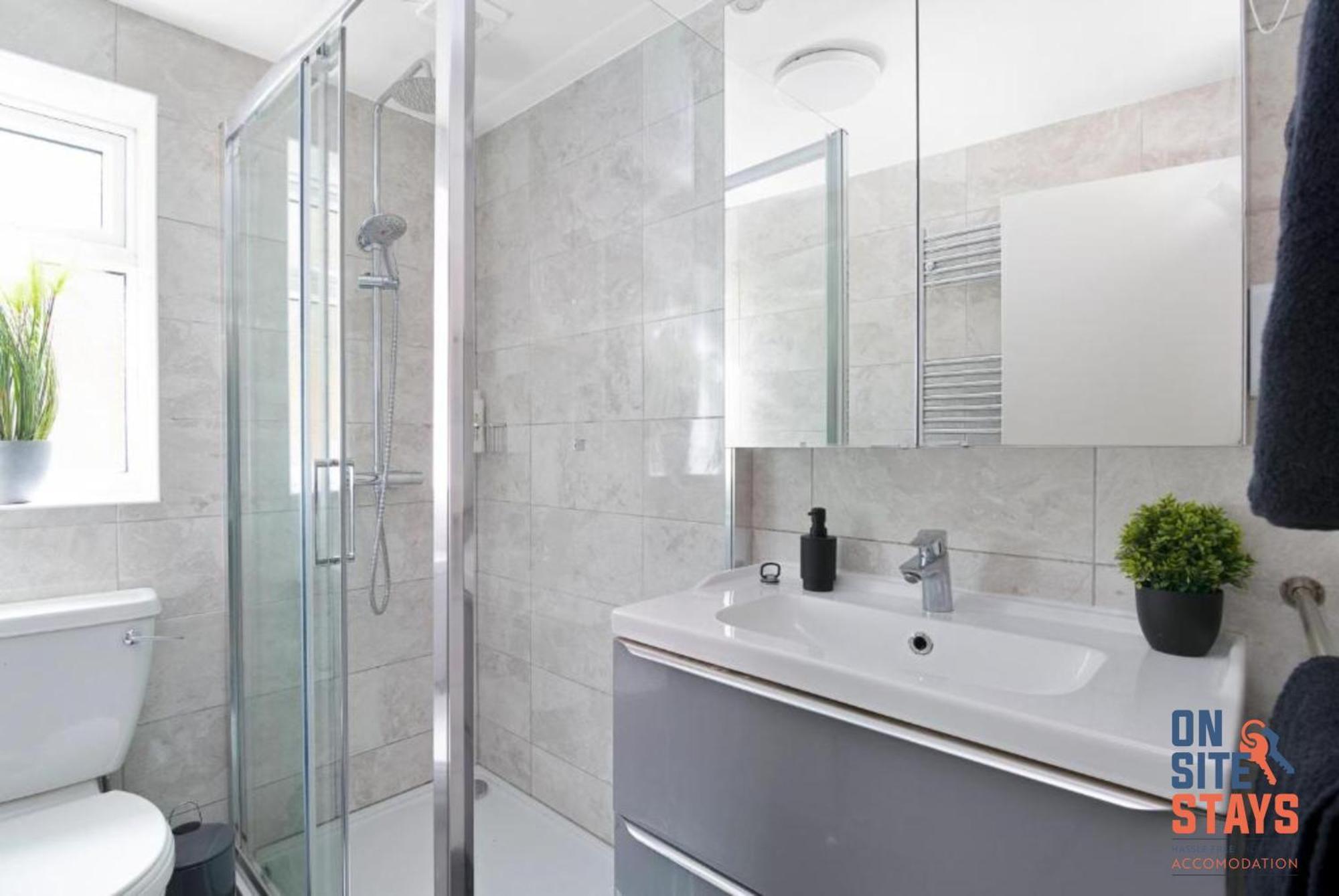 Onsitestays - Tranquil 2 Bedroom Apartment With Large Kitchen, Private Garden Near Wimbledon Station Londra Dış mekan fotoğraf