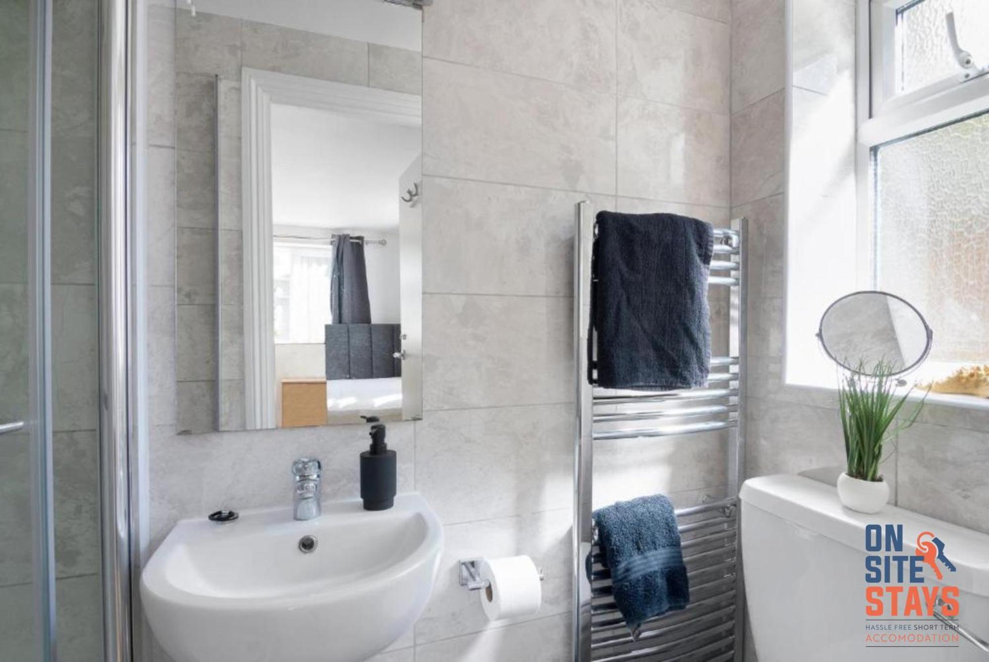 Onsitestays - Tranquil 2 Bedroom Apartment With Large Kitchen, Private Garden Near Wimbledon Station Londra Dış mekan fotoğraf
