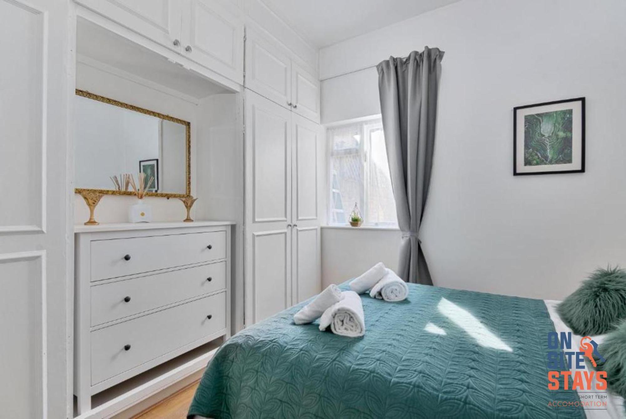 Onsitestays - Tranquil 2 Bedroom Apartment With Large Kitchen, Private Garden Near Wimbledon Station Londra Dış mekan fotoğraf