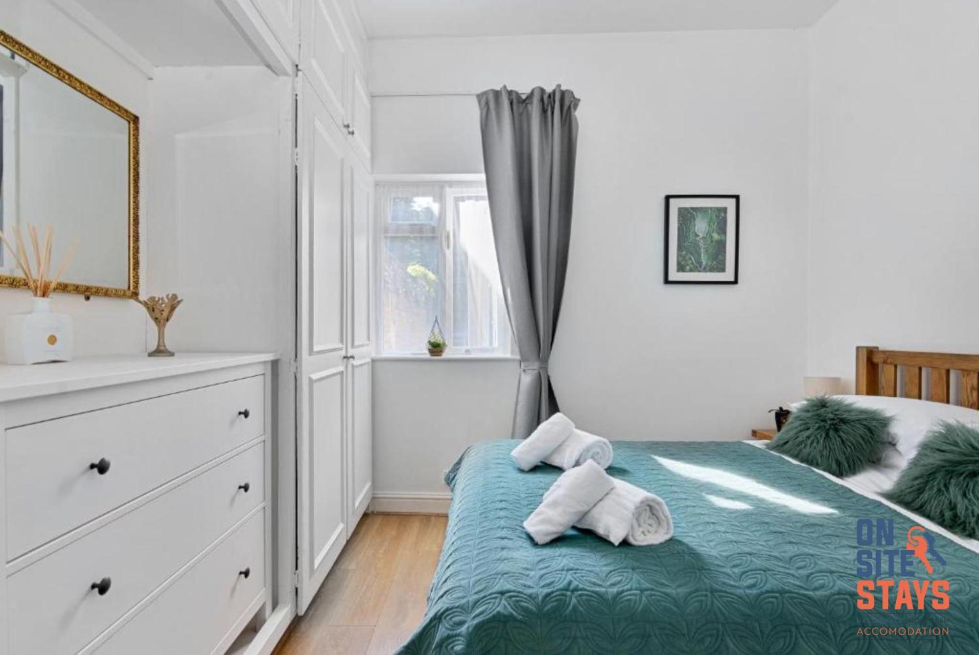 Onsitestays - Tranquil 2 Bedroom Apartment With Large Kitchen, Private Garden Near Wimbledon Station Londra Dış mekan fotoğraf