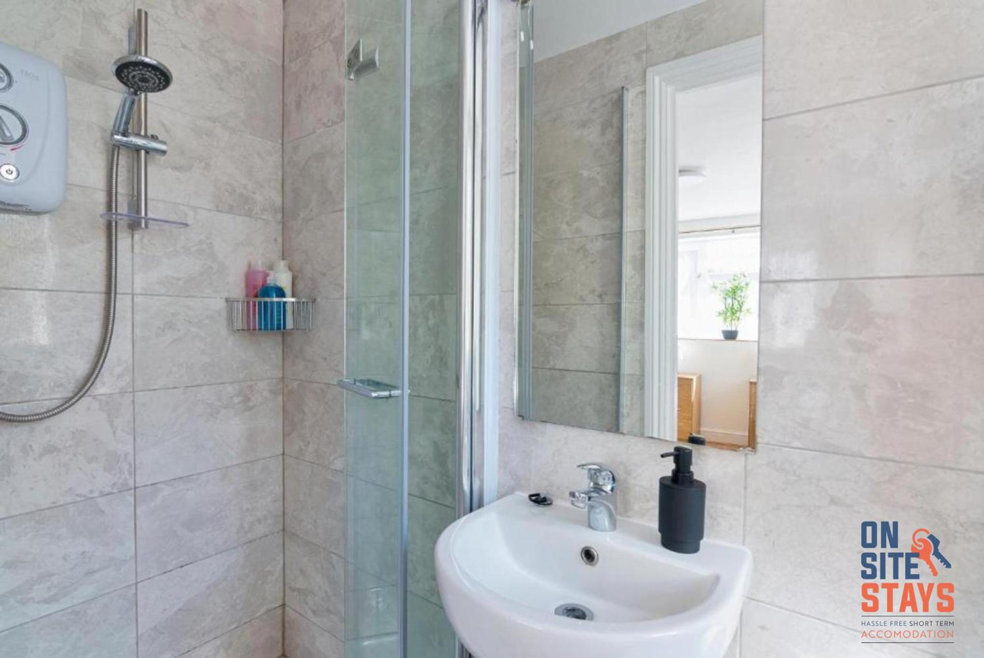 Onsitestays - Tranquil 2 Bedroom Apartment With Large Kitchen, Private Garden Near Wimbledon Station Londra Dış mekan fotoğraf